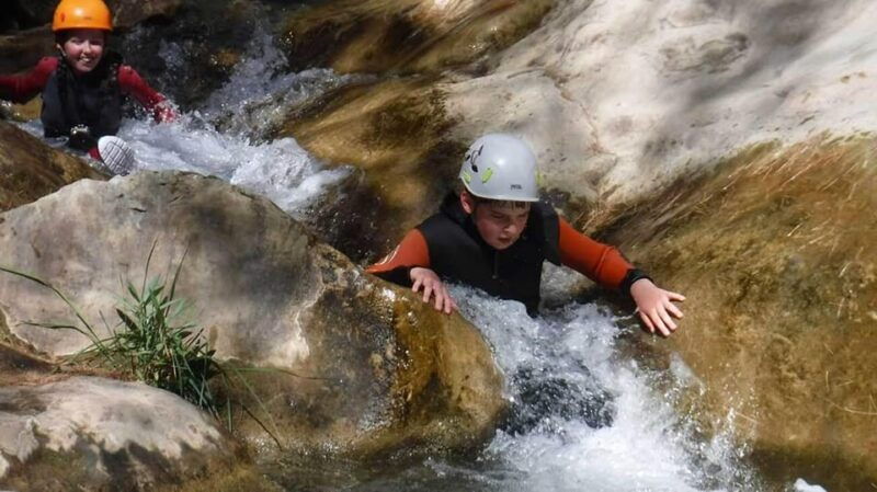granada-family-canyoning-in-rio-verde