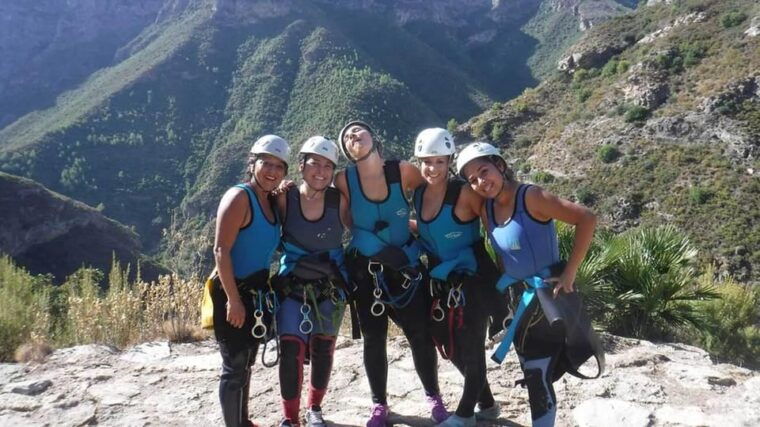 granada-family-canyoning-in-rio-verde