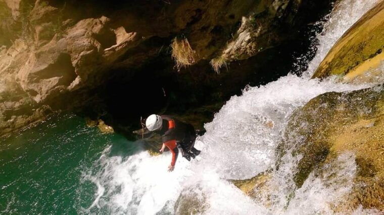 granada-family-canyoning-in-rio-verde