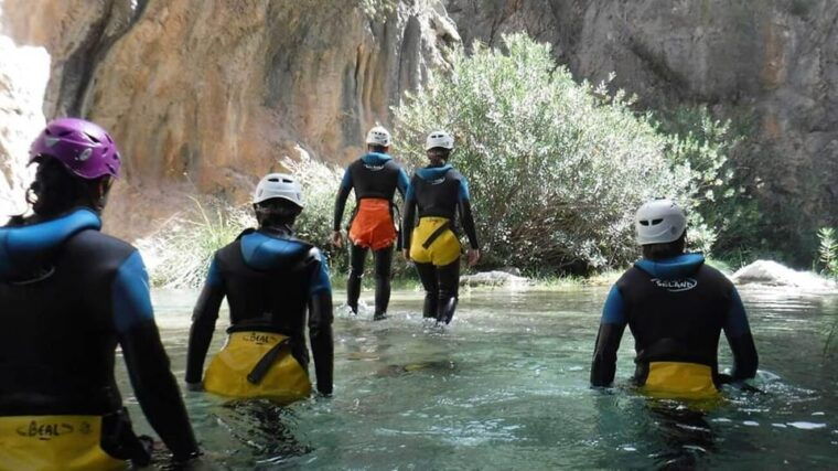 granada-family-canyoning-in-rio-verde