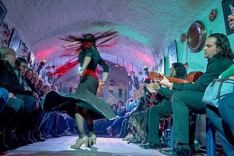 granada-sacromonte-caves-flamenco-show-with-dinner
