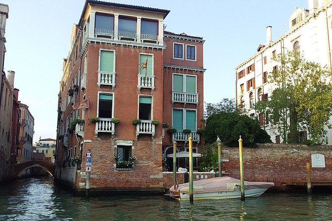 grand-canal-boat-tour-and-murano-glass-experience-with-hotel-pick-up