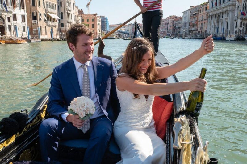 grand-canal-renew-your-wedding-vows-on-a-venetian-gondola