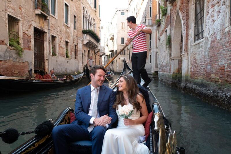 grand-canal-renew-your-wedding-vows-on-a-venetian-gondola