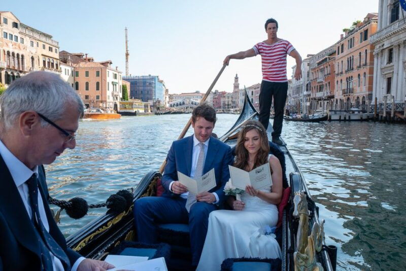 grand-canal-renew-your-wedding-vows-on-a-venetian-gondola