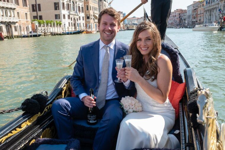 grand-canal-renew-your-wedding-vows-on-a-venetian-gondola