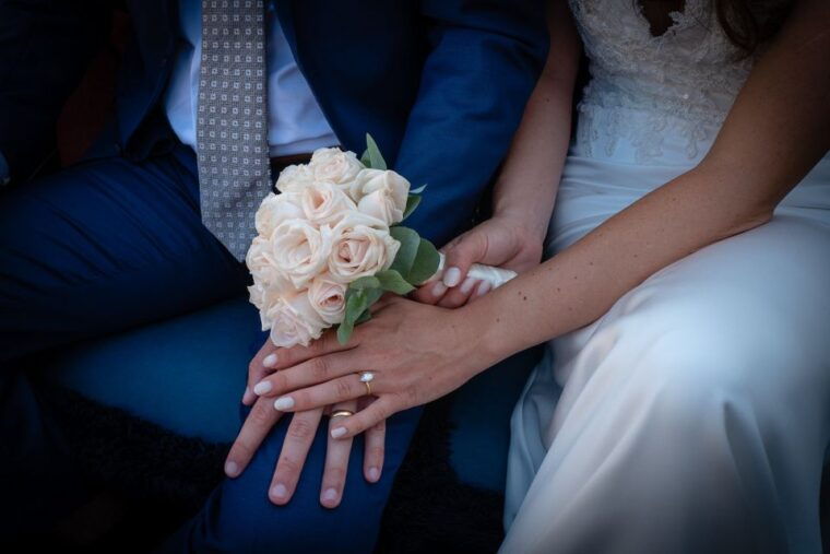 grand-canal-renew-your-wedding-vows-on-a-venetian-gondola