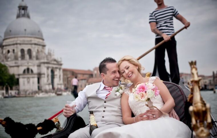 grand-canal-renew-your-wedding-vows-on-a-venetian-gondola