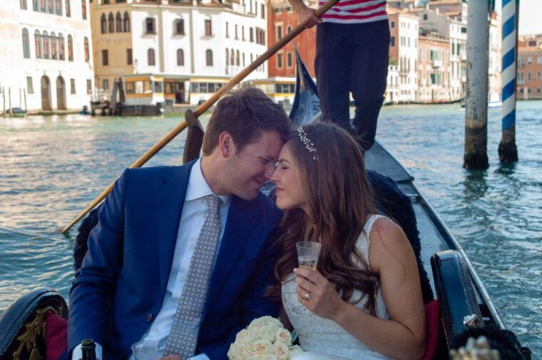 grand-canal-renew-your-wedding-vows-on-a-venetian-gondola
