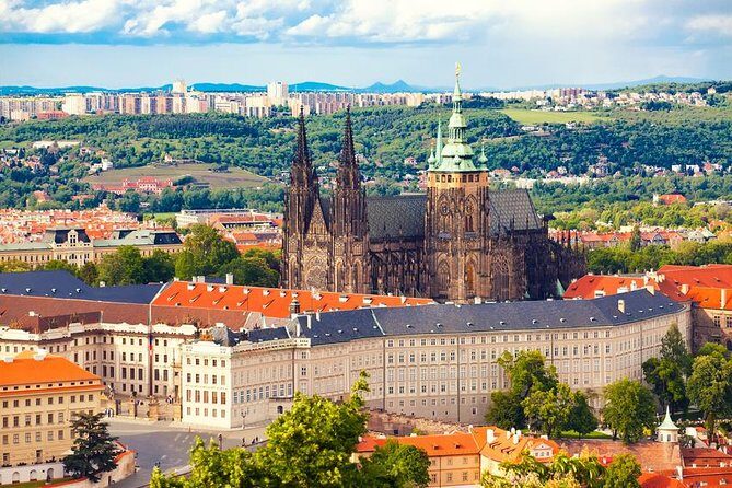 Grand Tour of Prague "among history, legends and curiosities" (NO ENGLISH) - Exploring the Route: From Historic Bridges to Royal Heights