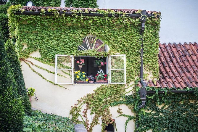 green-walk-in-pragues-historic-garden-and-parks-with-a-local