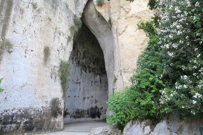 group-guided-tour-of-the-archaeological-park-of-neapolis