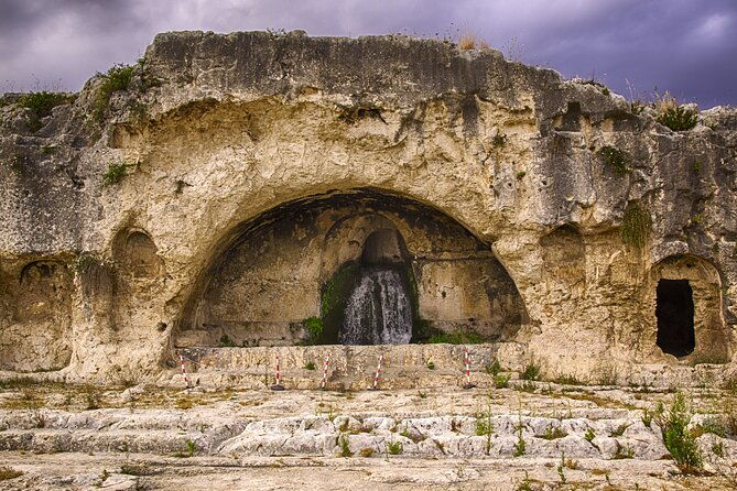 group-guided-tour-of-the-archaeological-park-of-neapolis