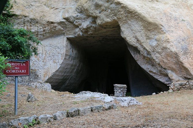 group-guided-tour-of-the-archaeological-park-of-neapolis