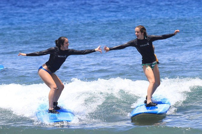group-surf-lesson-at-kaanapali-beach