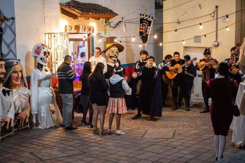 guanajuato-night-walk-with-the-estudiantina