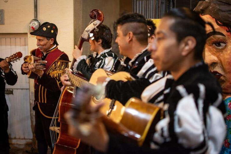 guanajuato-night-walk-with-the-estudiantina