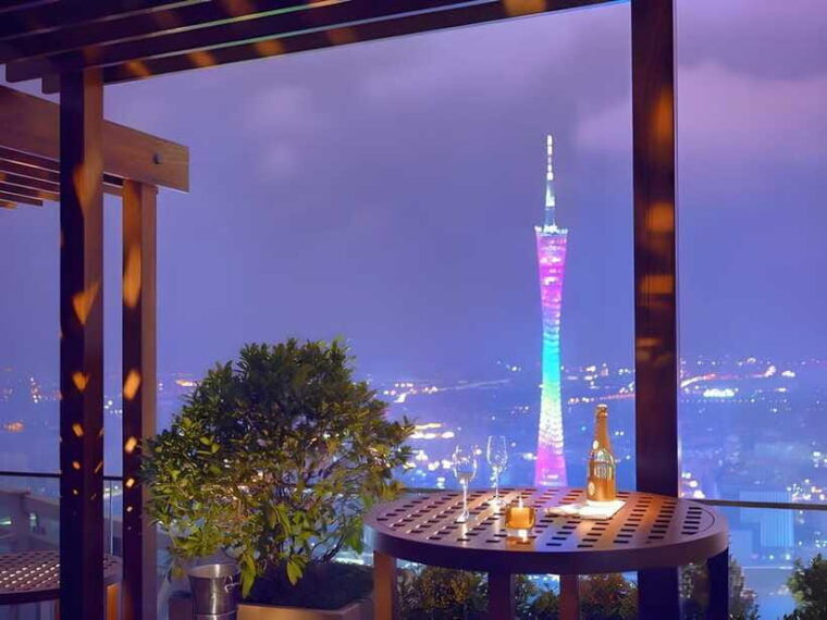 guangzhou-70-floor-rooftop-openair-bar-sunset-light-show