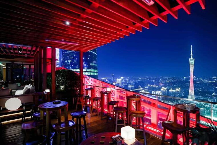 guangzhou-70-floor-rooftop-openair-bar-sunset-light-show