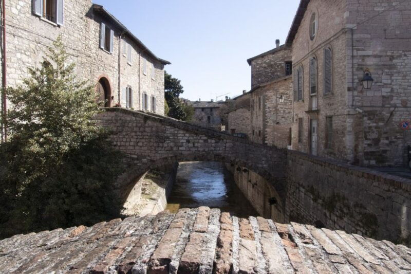gubbio-old-town-guided-walking-tour-with-piazza-grande