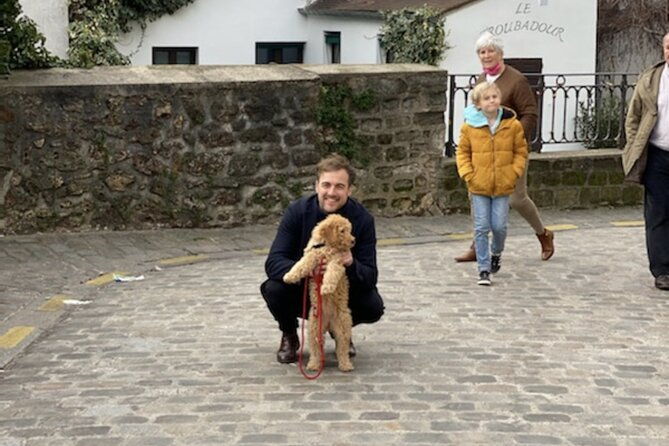 guided-and-private-tour-of-3-hours-through-paris-aboard-a-citroen-2cv-2