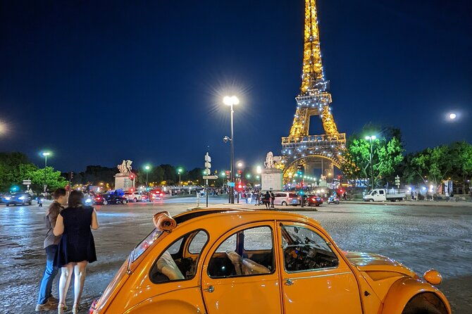 guided-and-private-tour-of-3-hours-through-paris-aboard-a-citroen-2cv-2