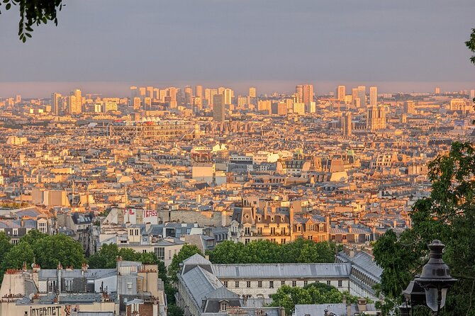guided-and-private-tour-of-3-hours-through-paris-aboard-a-citroen-2cv-2