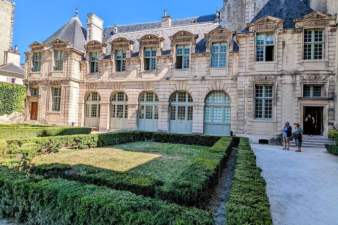 guided-and-private-tour-of-3-hours-through-paris-aboard-a-citroen-2cv-2
