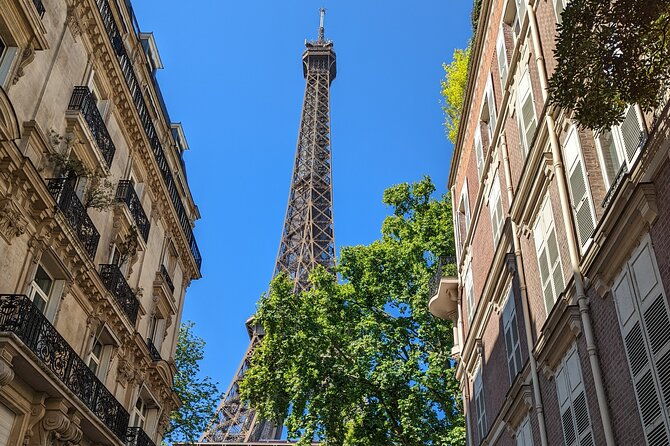 guided-and-private-tour-of-3-hours-through-paris-aboard-a-citroen-2cv