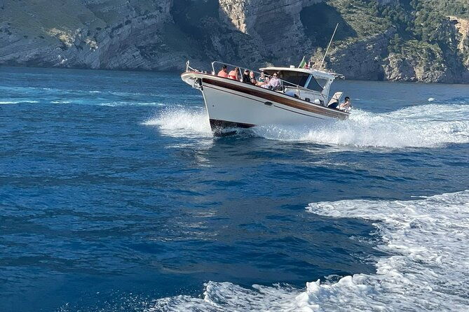guided-boat-tour-of-capri-from-sorrento-2