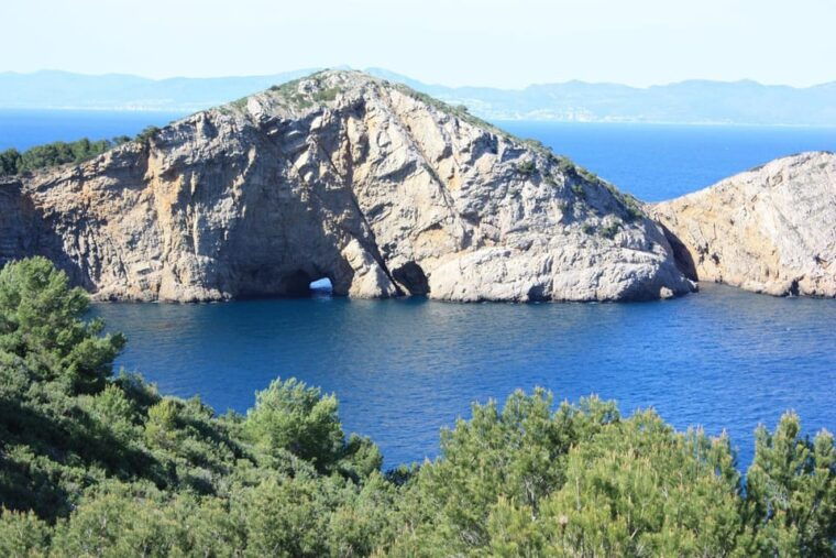 guided-boat-tour-to-medes-islands-roca-foradada-with-swim
