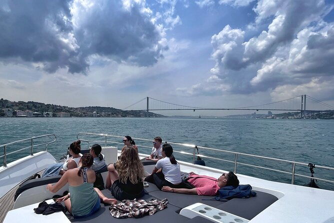 guided-bosphorus-yacht-cruise-with-asian-side-visit