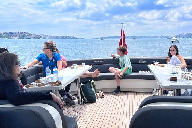 guided-bosphorus-yacht-cruise-with-asian-side-visit
