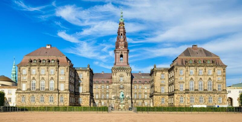 guided-car-tour-of-copenhagen-city-center-nyhavn-palaces