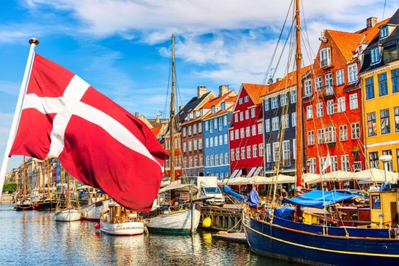 guided-car-tour-of-copenhagen-city-center-nyhavn-palaces