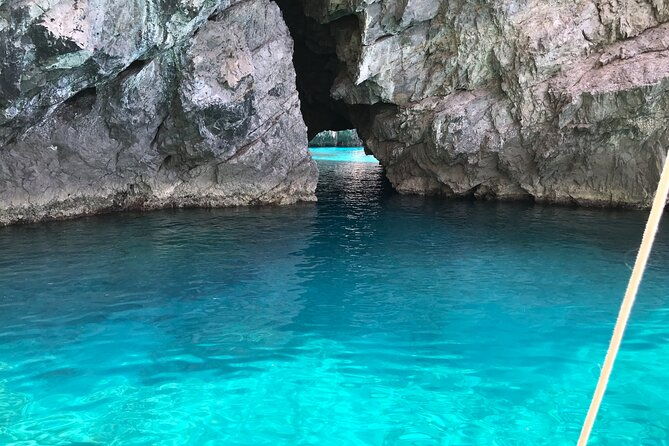 guided-day-by-boat-to-the-secrets-of-the-island-of-capri