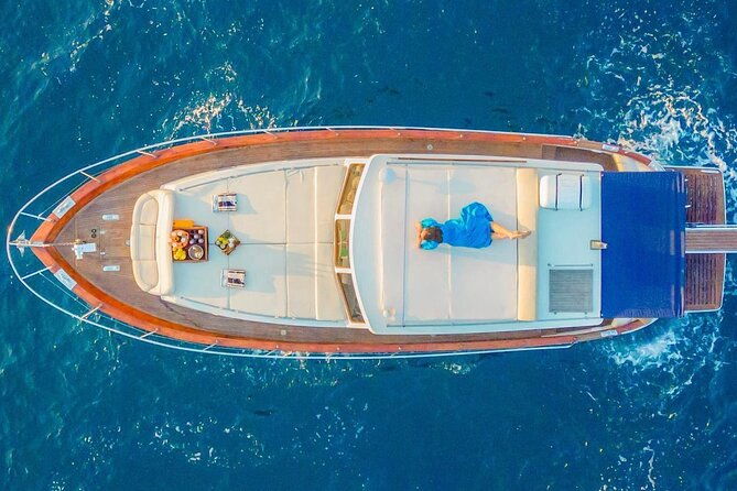 guided-day-by-boat-to-the-secrets-of-the-island-of-capri