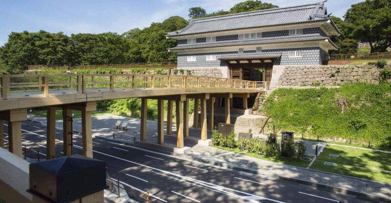 guided-ebike-walking-private-tour-of-kanazawa-mainkenrokuen