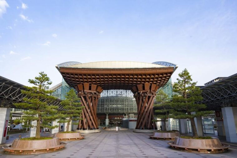 guided-ebike-walking-private-tour-of-kanazawa-mainkenrokuen