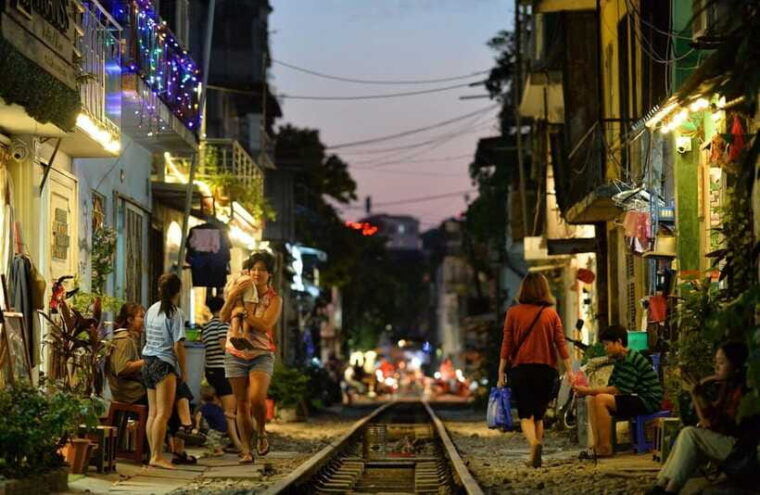 guided-food-tour-with-train-street