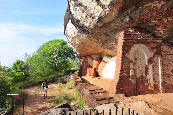 Guided Hike & Picnic with an Amazing View on Pidurangala Rock - Who Should Book This Tour?