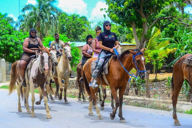 guided-horseback-riding-through-nature-in-punta-cana