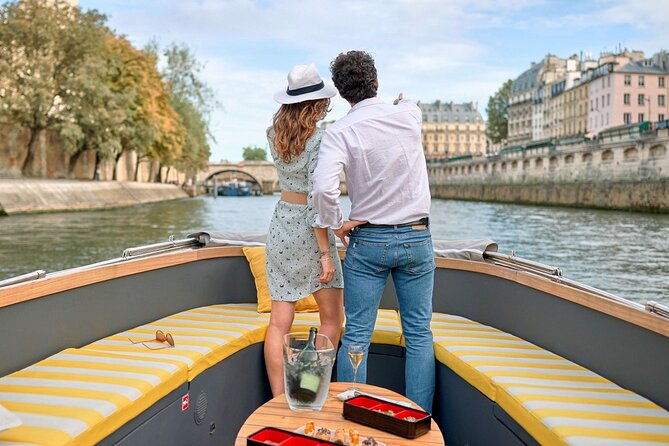guided-luxury-river-cruise-walking-tour-of-paris-monuments