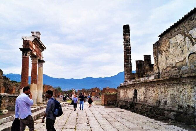 guided-private-tour-in-pompeii-2