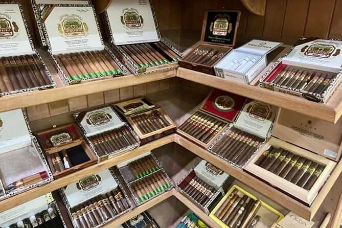 guided-shopping-tour-to-bella-mare-store-cigars-chocolate-rum-and-souvenirs