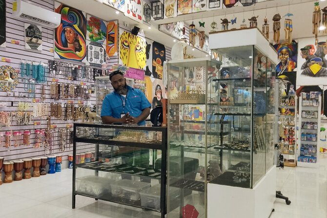 guided-shopping-tour-to-worldmart-souvenirs-store