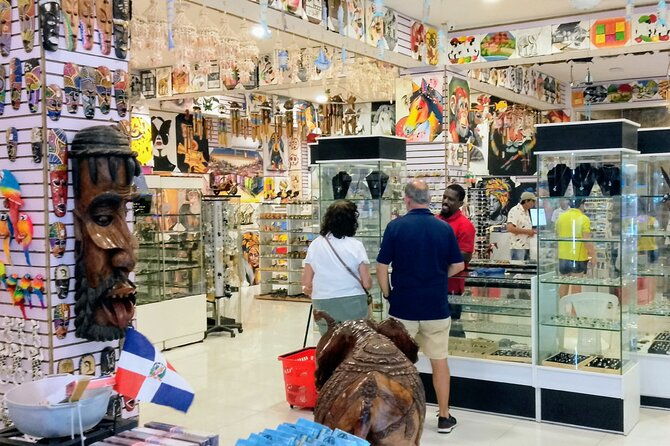 guided-shopping-tour-to-worldmart-souvenirs-store