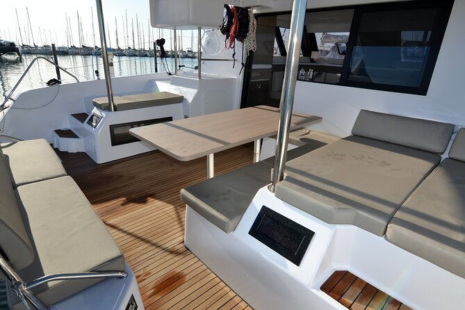 guided-tour-by-catamaran-with-aperitif-from-polignano-a-mare