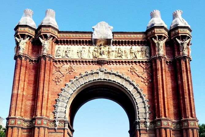 guided-tour-ciutadella-park-nature-triumphal-arch-and-gaudi-in-barcelona