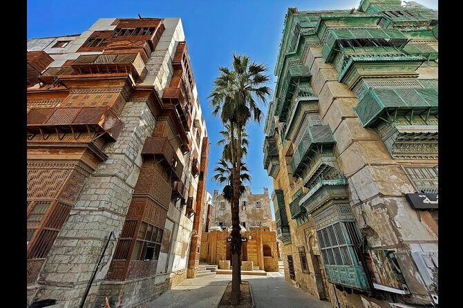 Guided Tour in Jeddah by local woman - Key Points